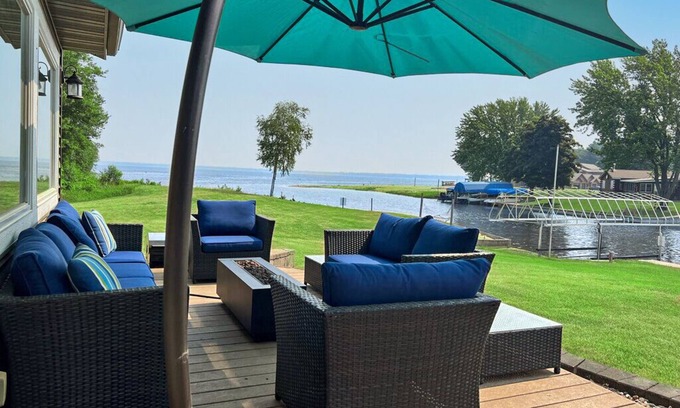 Mauston House | Lake Front House Directly On Castle Rock Lake - Dock, Beach & Near WI Dells