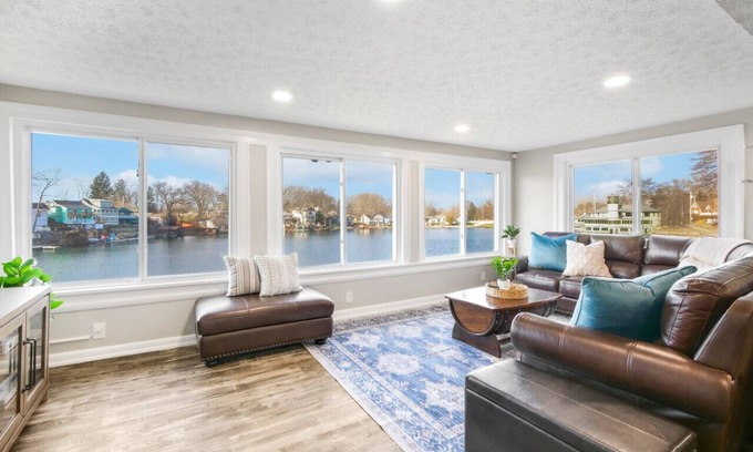 Portage Lakes Apartment | Lake Front|Kayaks|Huge Game Room|Sleeps 8