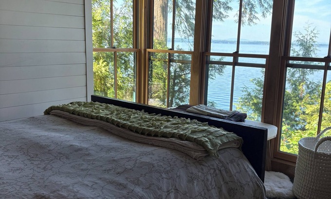 Chittenden County Cottage | LAKE FRONT with private dock 2-bedroom cottage on Lake Champlain
