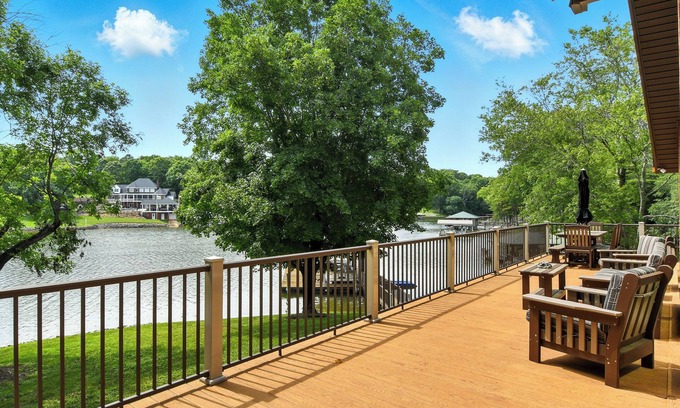 Conover House | Lake Hickory Waterfront Retreat