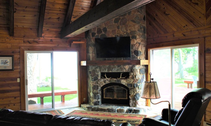 Garrison House | Lake Home/Cabin, 3 Bedrooms + Loft, 2 Bathrooms (Sleeps up to 10)