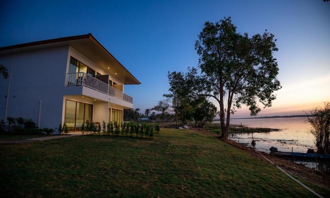 Bung Khong Long Hotel | LAKE HOUSE Naka Cave