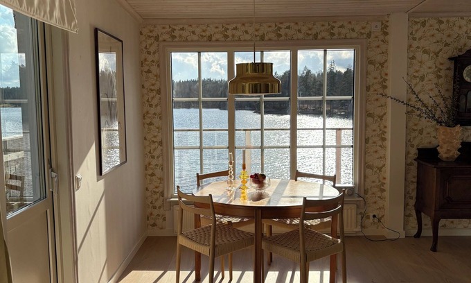 Hedetorpet Cottage | Lake House Retreat with a Dock, Boat & Guesthouse