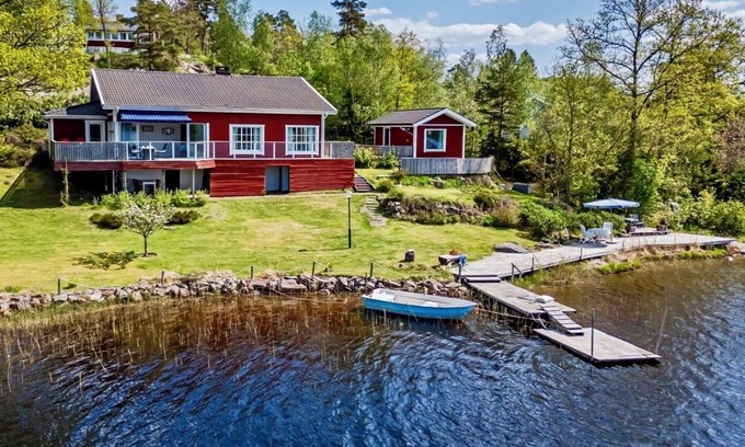 Trollhattan Cabin | Lake House Retreat with a Dock & Boat