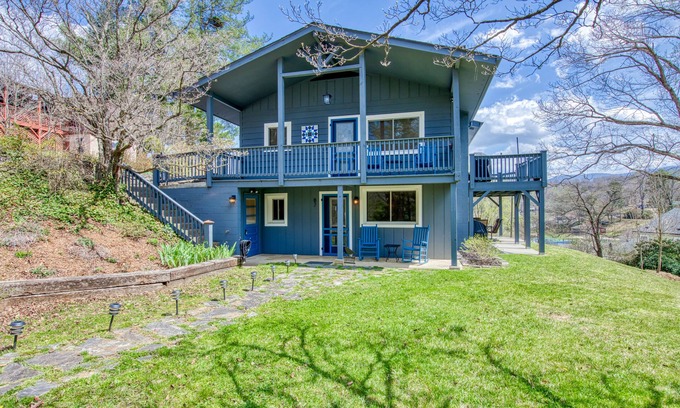 Lake Junaluska Apartment | Lake Junaluska retreat with patio, new HVAC system, and free WiFi