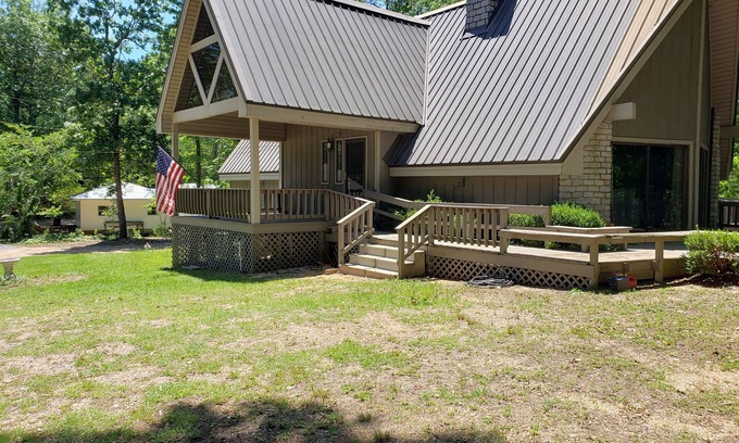 Deatsville House | LAKE LIFE AT ITS BEST FOR YOUR GET AWAY