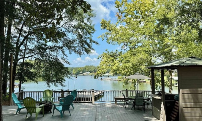 Dadeville House | Lake Martin lakehouse. Screened porch. Dock. firepit & views. 30 min to Auburn