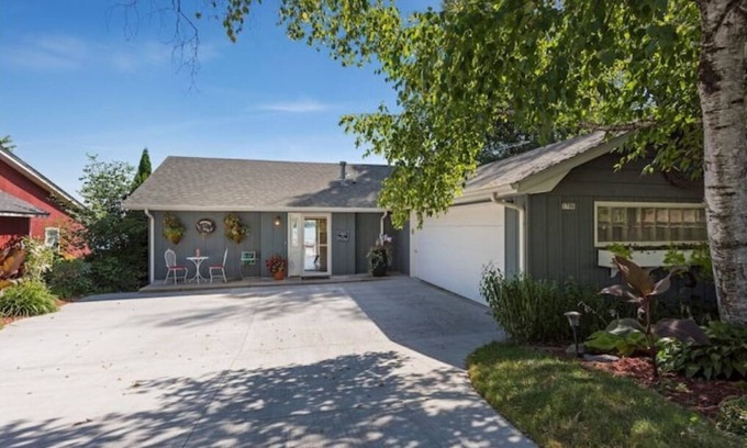 Mound House | Lake Minnetonka with Covered boat dock!