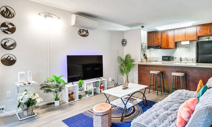 Mount Park Condo | Lake Oswego Condo w/Balcony, 3 Mi to the Water!
