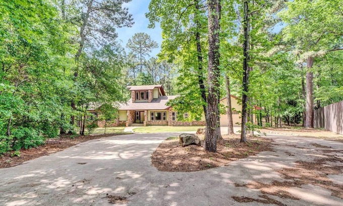 Flint House | Lake Palestine Retreat – Dock, Fire Pit & Serene Views