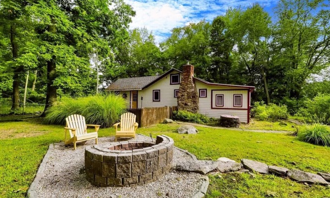 Coventry Lake Cabin | Lake - PetsOK - Wi-Fi - W&D - Fire Pit - Kayaks