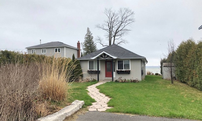 Innisfil Cottage | Lake Simcoe - Bayview Beach Lakefront cottage 1 hour North of Toronto