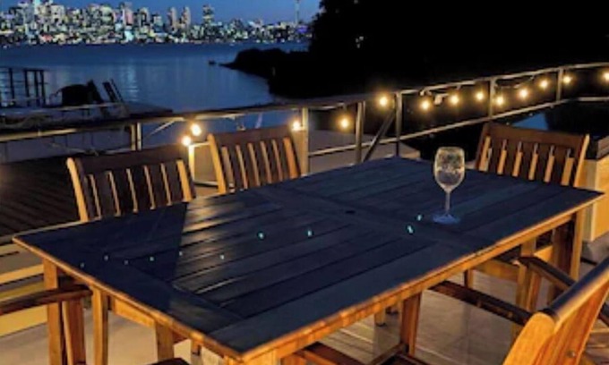 Wallingford Boat Rental | Lake Union houseboat with skyline views from all three decks. Luxury living.