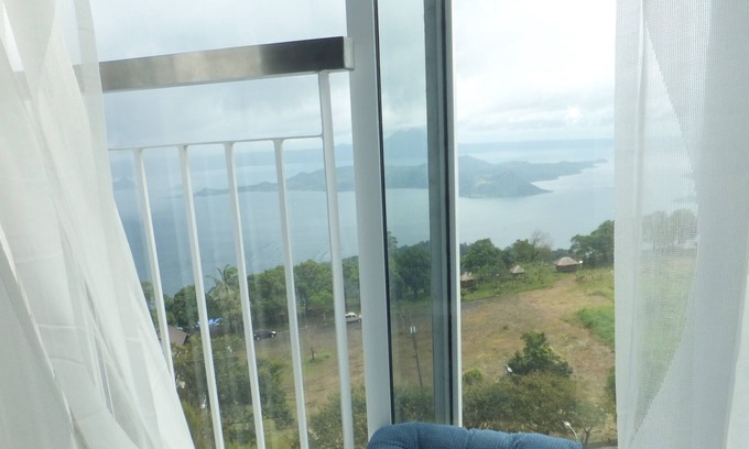 Tagaytay Condo | Lake View, central location near Skyranch, Robinsons, 7-eleven, Starbucks, BDO