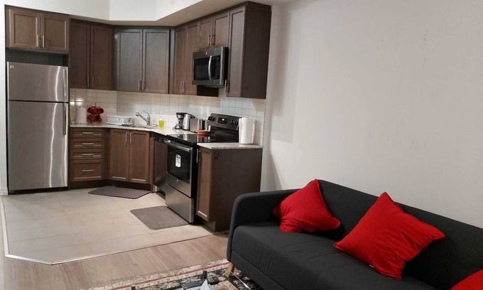 Grimsby Apartment | Lake View Condo Apt 5 min to Beach