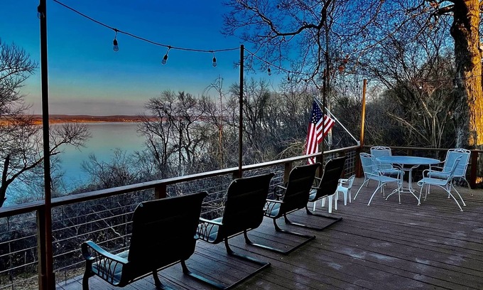 Wagoner House | Lake View cottage, secluded, quiet, total remodel, 3 king beds