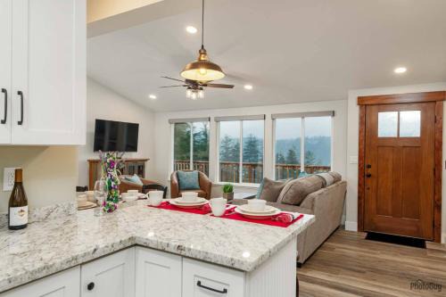 Florence House | Lake view landing
