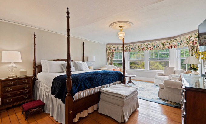 Phippsburg Bed & Breakfast | Lake View Suite - Large King, Ensuite Bath