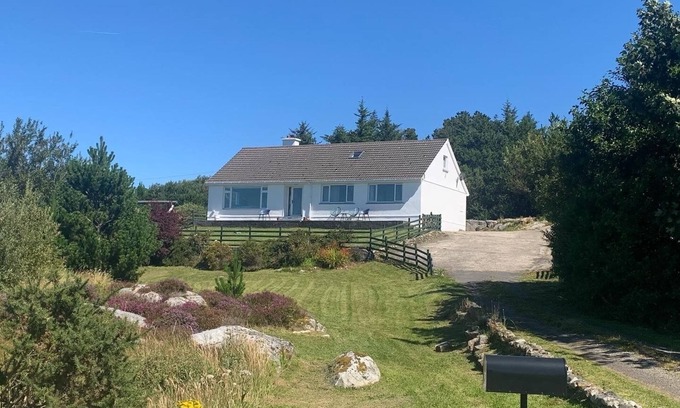 Burtonport House | Lake views - 5 bed detached house in Donegal
