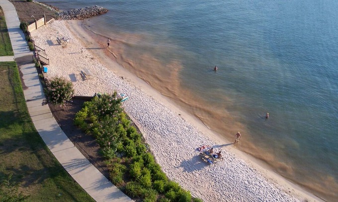 Huddleston Condo | Lake, views and amenities galore!