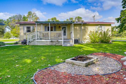 Krakow House | Lake Views and Fireside Bliss Cecil Cottage with Yard