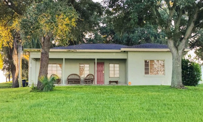 Auburndale House | Lake Views and Private Porch Auburndale Family Home