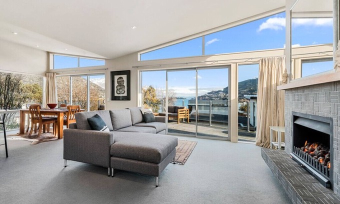 Frankton Cottage | Lake Views on Yewlett - Queenstown Holiday Home