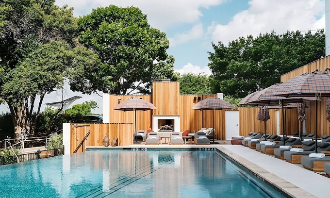 Congress Avenue Historic District Hotel | Lake Views, Pet-Friendly Bliss, Modern Comfort Awaits, 2 Spacious Units, Pool!