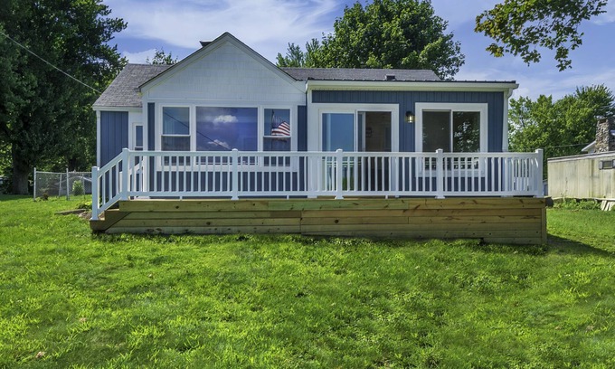 Syracuse Cottage | Lake Wawasee and Lake Papakeechie, Syracuse, IN
