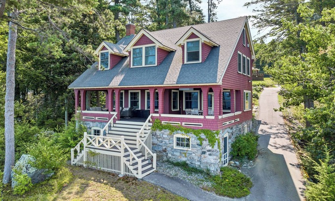 West Alton House | Lake Winnipesauke sleeps 9 with stunning sunset views