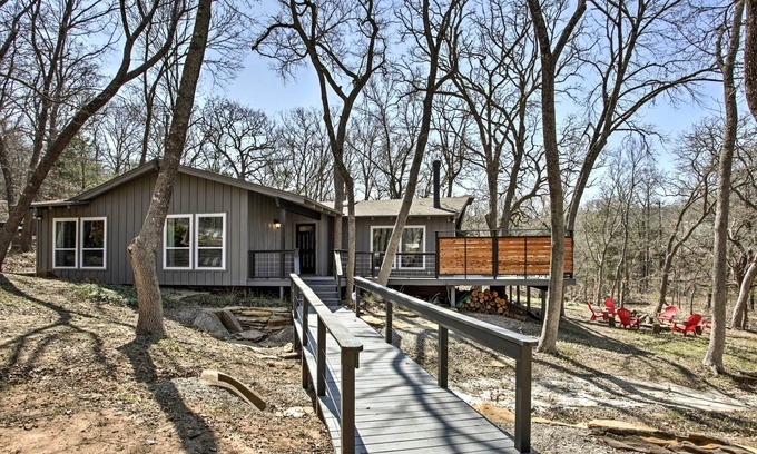 Pottsboro Cabin | 'Lakecrest Retreat' - ½ Mi to Lake Texoma Marina!