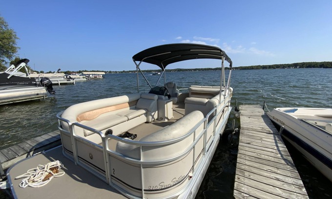 Manitou Beach-Devils Lake Cottage | Lakefront Family Retreat-Great set up for multi generational families