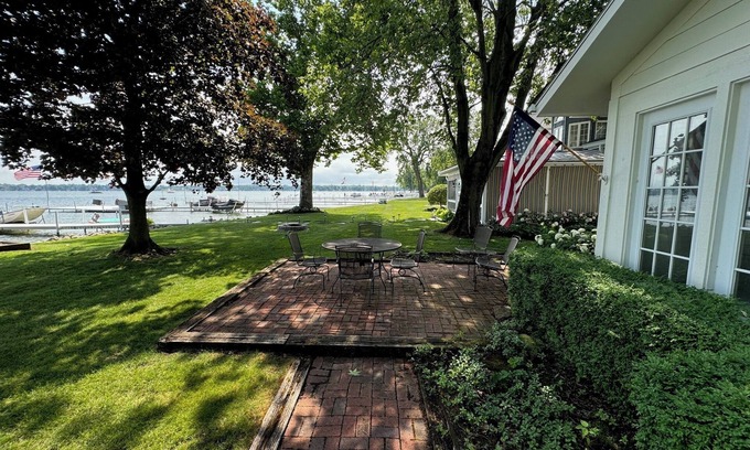 Syracuse Cottage | Lakefront 3-bedroom cottage on a quiet lane on Lake Wawasee's south shore