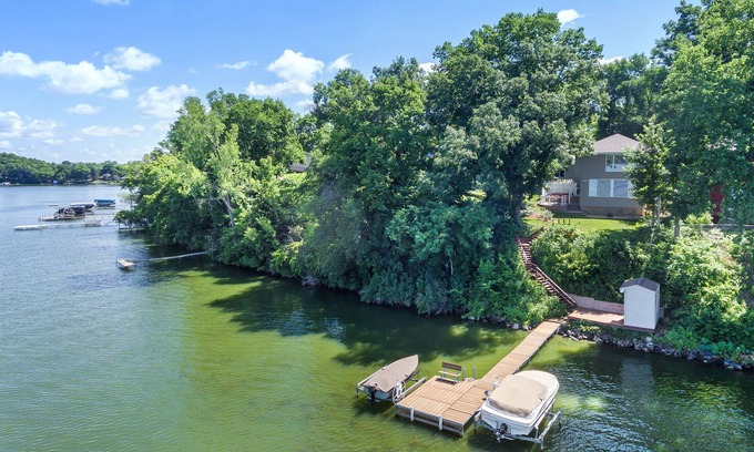 McFarland House | Lakefront 4BR ‘Up North’ Outdoor Getaway - Best Sunset View on The Lake