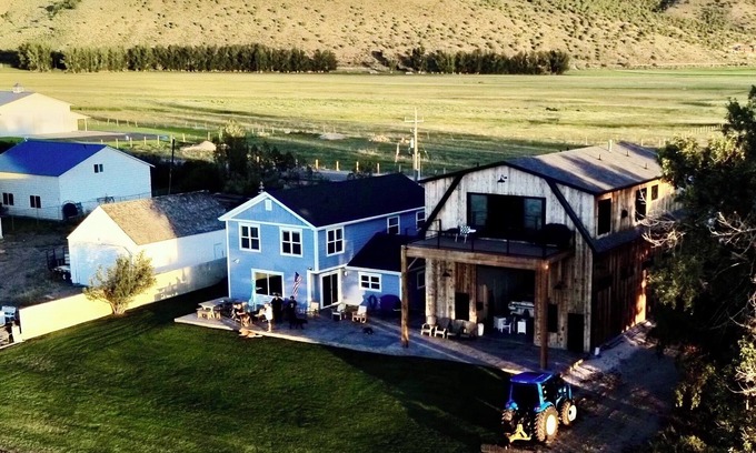 Laketown House | Lakefront 7 bed/3 bath home in Beautiful Bear Lake