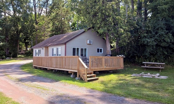 Wellington Cottage | LAKEFRONT COTTAGE #5 - PRINCE EDWARD COUNTY - LAKE CONSECON RESORT