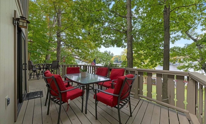 Howard House | Lakefront Cottage on Apple Valley Lake