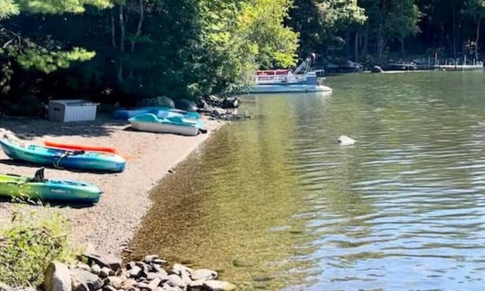 Holden Cabin | Lakefront Cottage on Brewer Lake w Private Beach