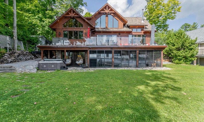 Bobcaygeon Apartment | Lakefront cottage with golf area BBQ pool table