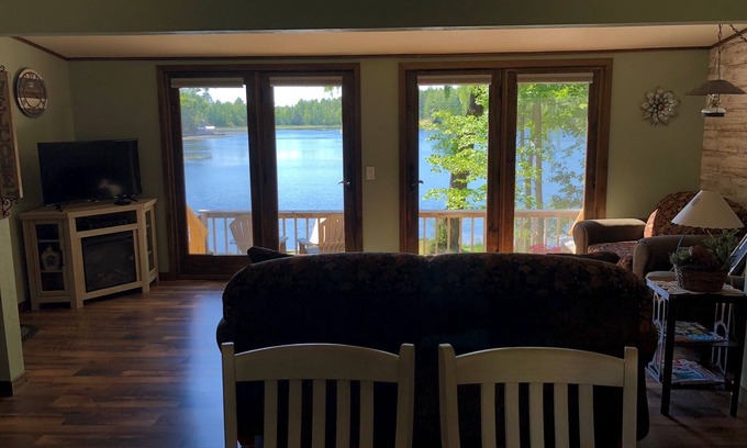 Crivitz Cottage | Lakefront cottage with beautiful sunset view - Private dock and beach area