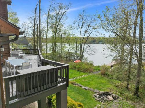 Lake Ariel House | Lakefront, Dock, Hottub, Pooltable, Kayaks, 75"tv