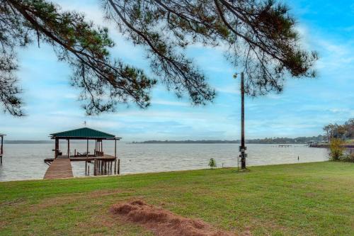 Berryville House | Lakefront Frankston Cabin with Dock and Fire Pit!