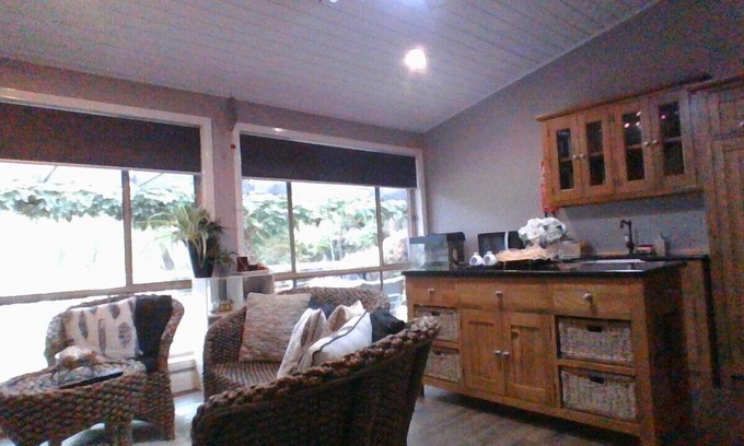 Mooroopna Bed & Breakfast | Lakefront Guest House