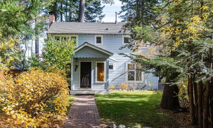 Homewood House | Lakefront Haven