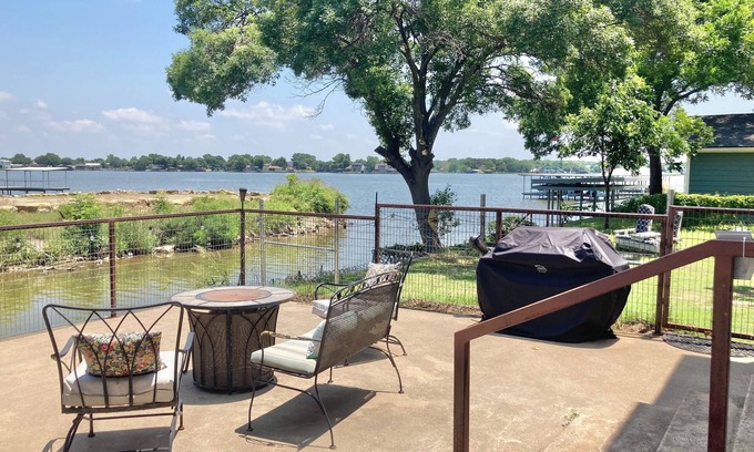 Granbury House | Lakefront Hidden Cove Guest Suite Private Entrance