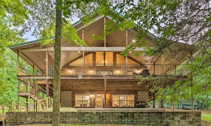 Scranton House | Lakefront Hideaway in Scranton: Spacious Deck