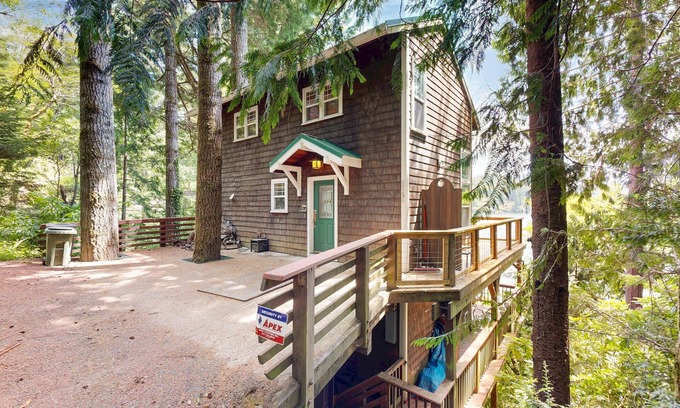 Florence House | Lakefront home with loft, two decks with amazing views, kayaks & dock access