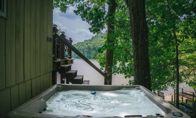 Martinsville Cabin | Lakefront Hot tub. Amazing views. 35 min to Indy