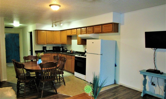 Almo Condo | Lakefront, Jet ski, kayak,or pontoon rentals. Right on the beach!