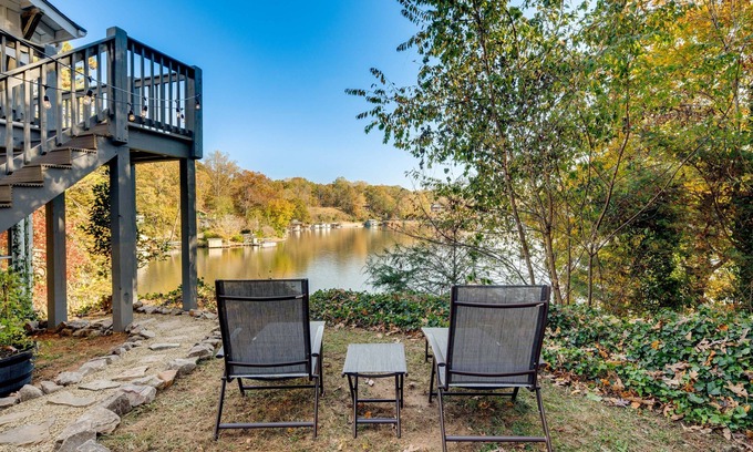 Lynn House | Lakefront Landrum Home w/Deck, Fire Pit & Kayaks!